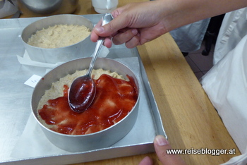 eine Linzertorte wird mit Ribiselmarmelade befüllt