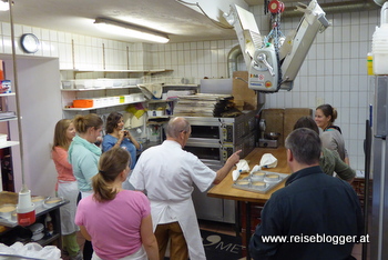 beim Linzertorte backen in der kuk Bäckerei Rath in Linz - Backstube